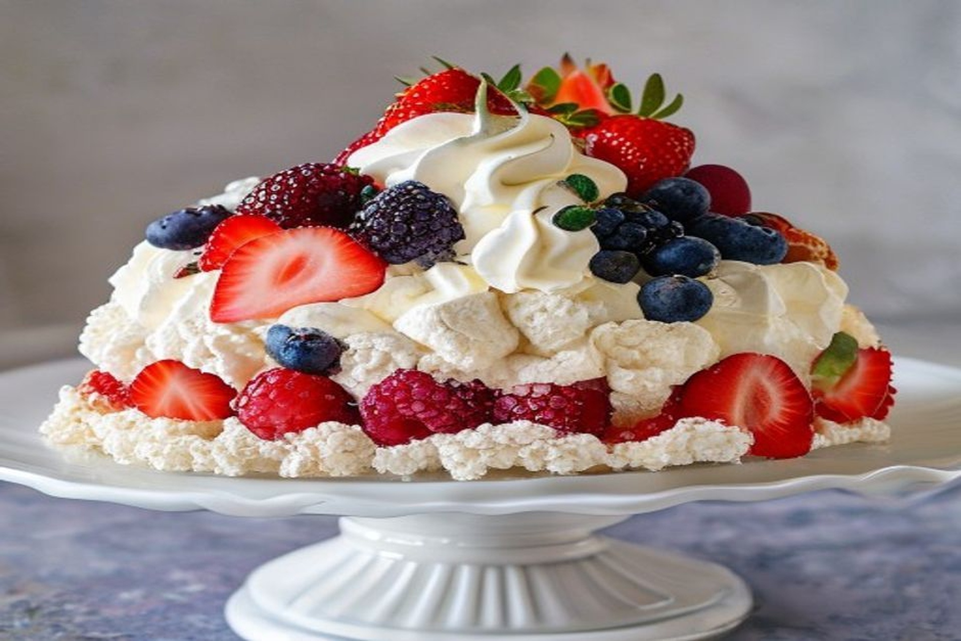 Pavlova de Frutos Rojos y Chantilly: La Nube Dulce Perfecta