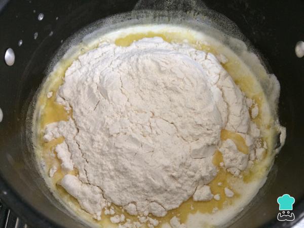 Paso 2 de la receta Profiteroles de Nata y Chocolate: El Clásico Francés que Enamora