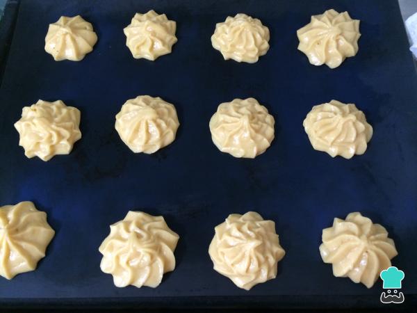 Paso 4 de la receta Profiteroles de Nata y Chocolate: El Clásico Francés que Enamora